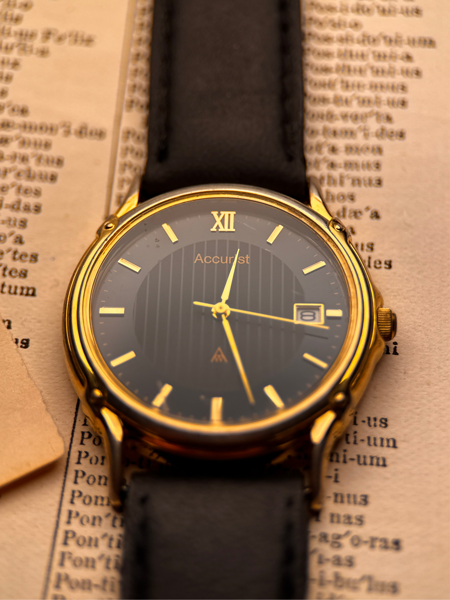 Accurist SR6218W – Black Dial | Gold Indices | Cal. 1M10 Quartz