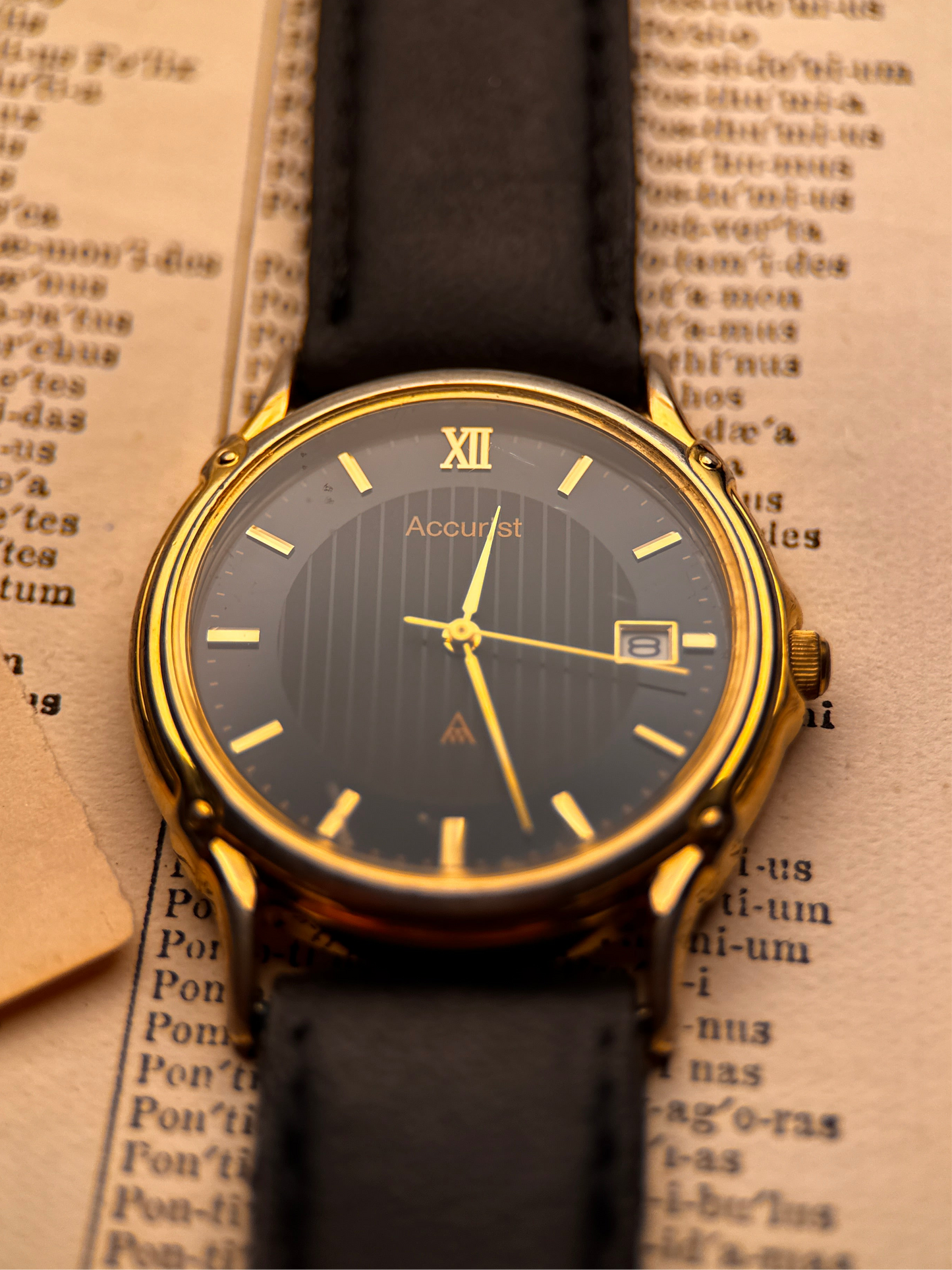 Accurist SR6218W – Black Dial | Gold Indices | Cal. 1M10 Quartz