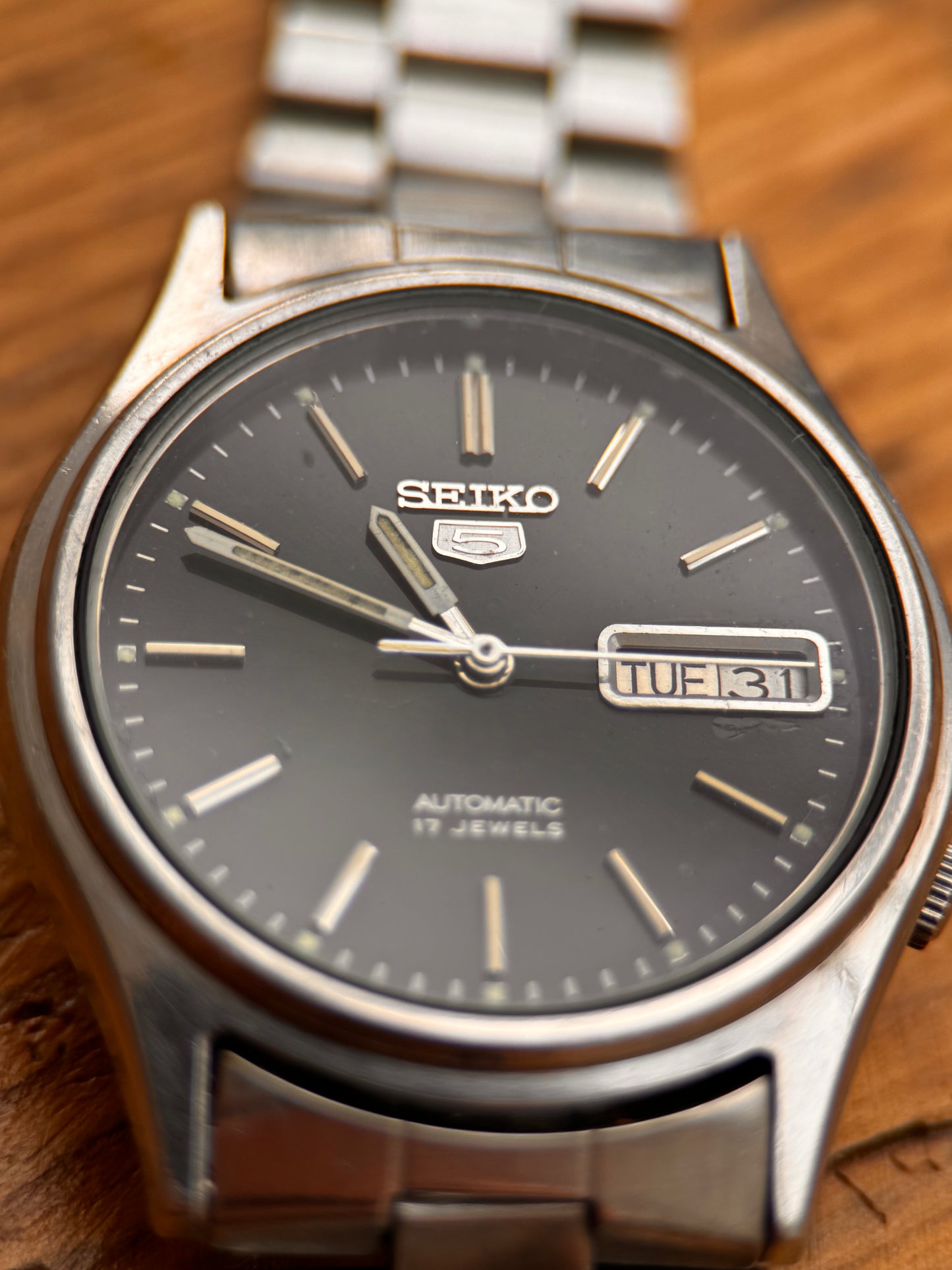 Vintage 1982 Seiko 5 Mens Automatic Day Date 7009 - 3101