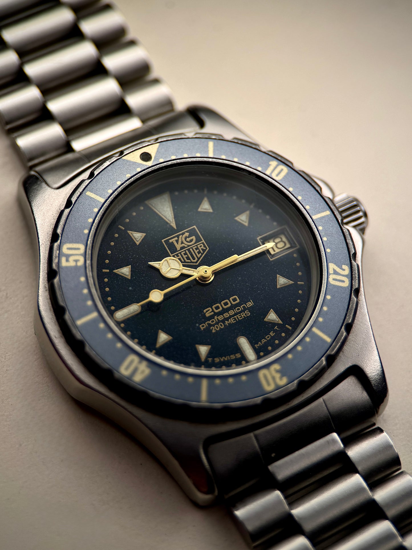 TAG Heuer 2000 Professional "Moondust" Dial | Quartz | 200m Diver