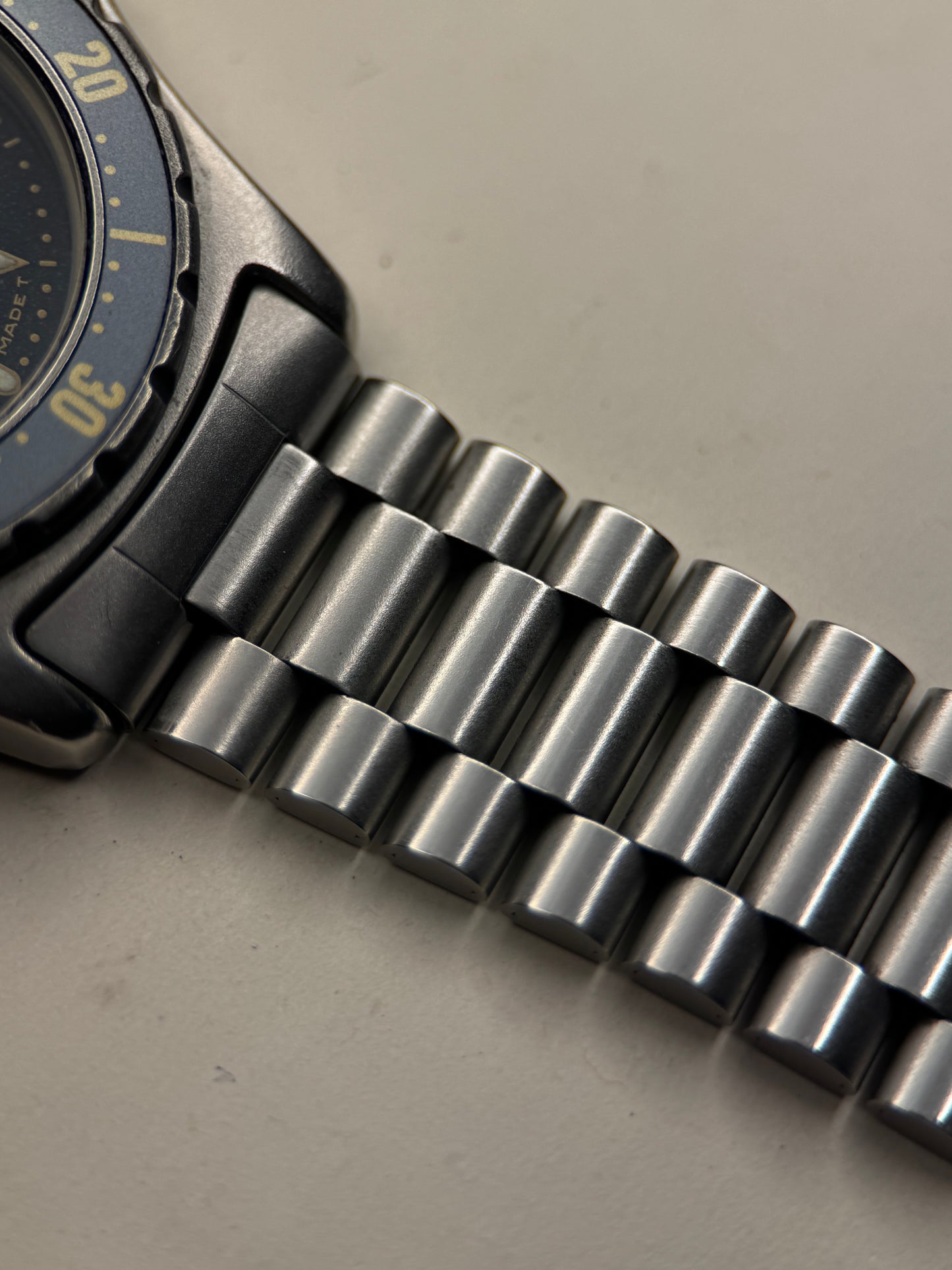 TAG Heuer 2000 Professional "Moondust" Dial | Quartz | 200m Diver