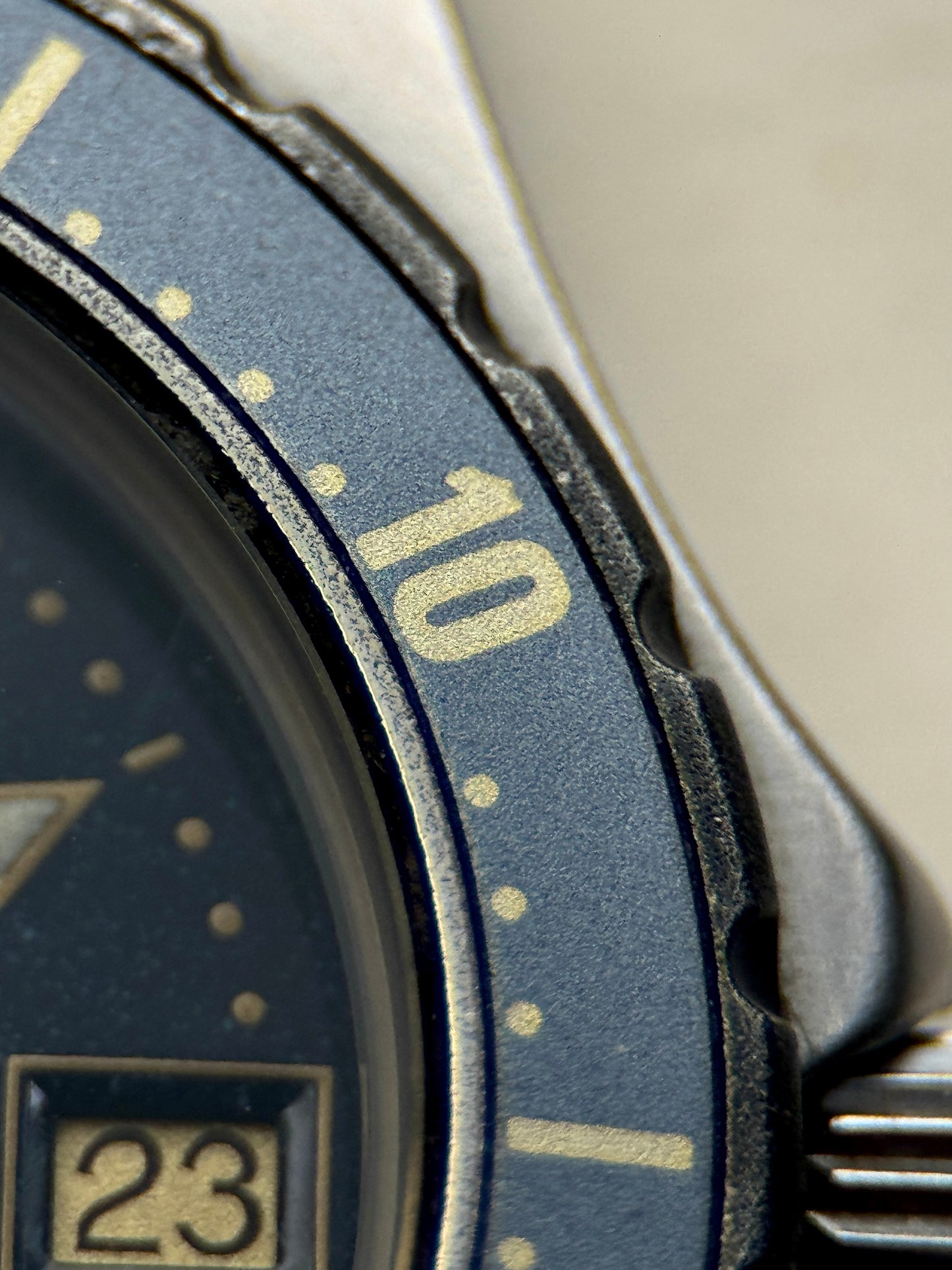 TAG Heuer 2000 Professional "Moondust" Dial | Quartz | 200m Diver