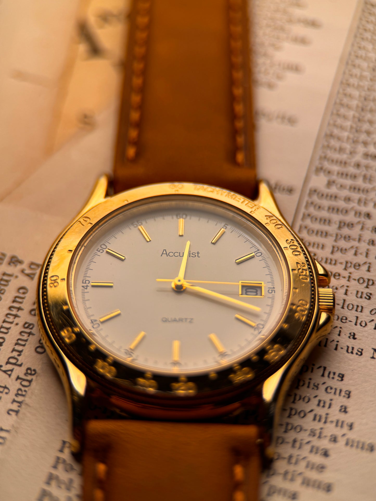 Accurist SR621SW – White Dial | Gold Indices | Cal. 6M12 Quartz