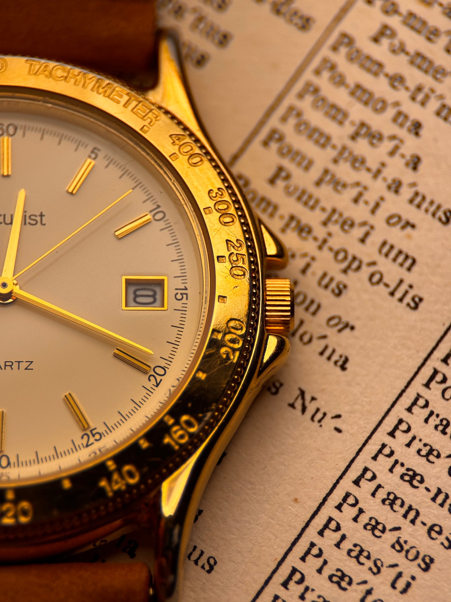 Accurist SR621SW – White Dial | Gold Indices | Cal. 6M12 Quartz