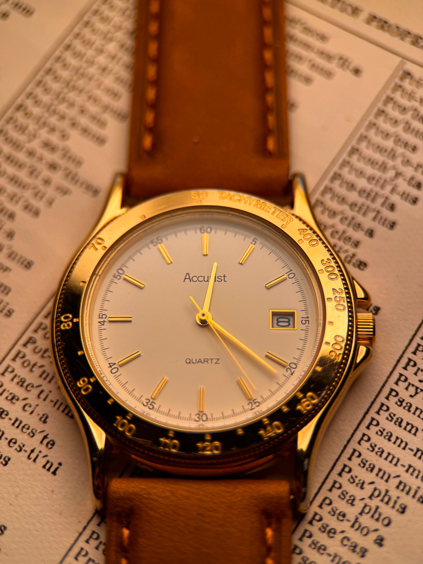 Accurist SR621SW – White Dial | Gold Indices | Cal. 6M12 Quartz