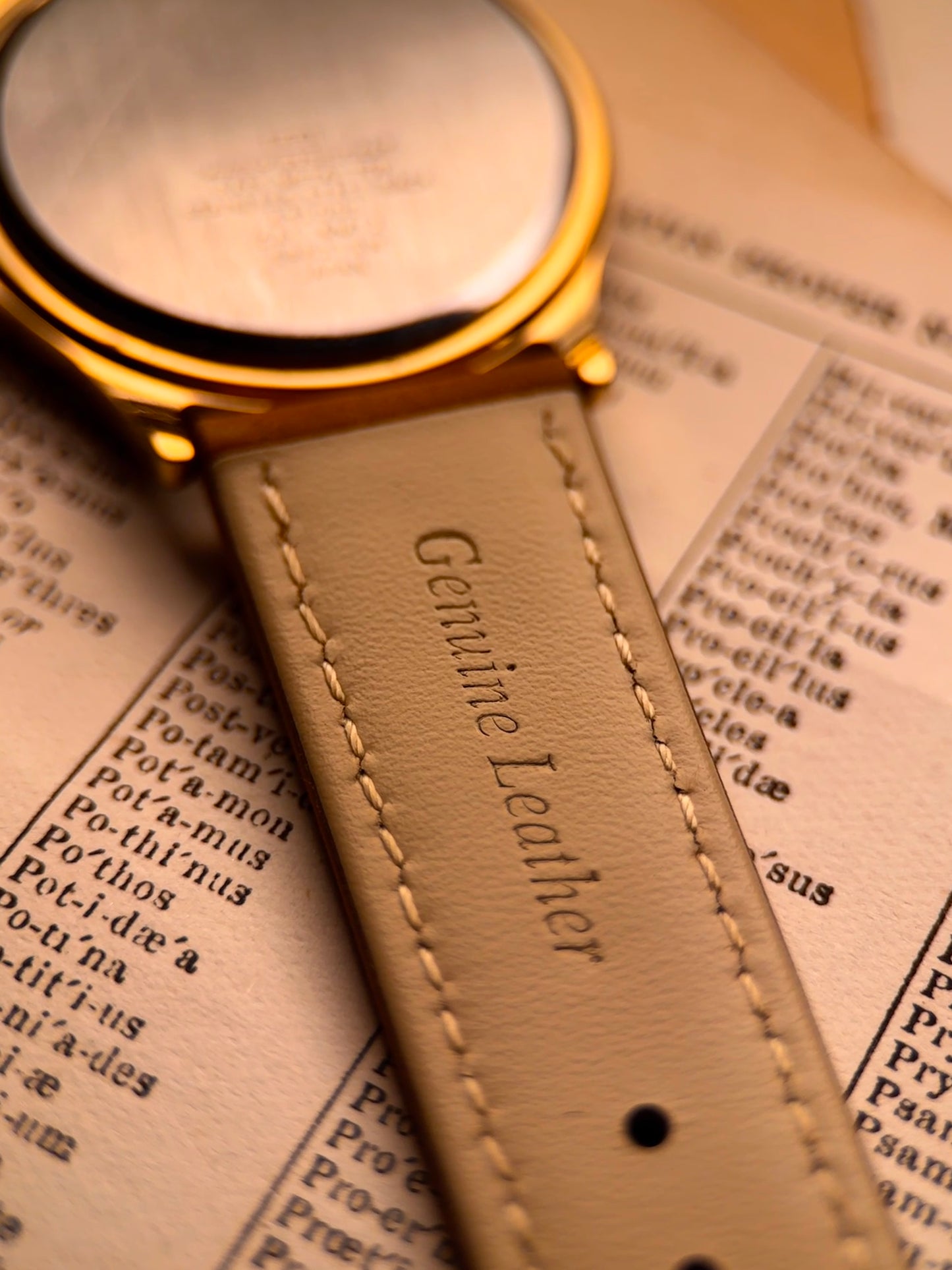 Accurist SR621SW – White Dial | Gold Indices | Cal. 6M12 Quartz