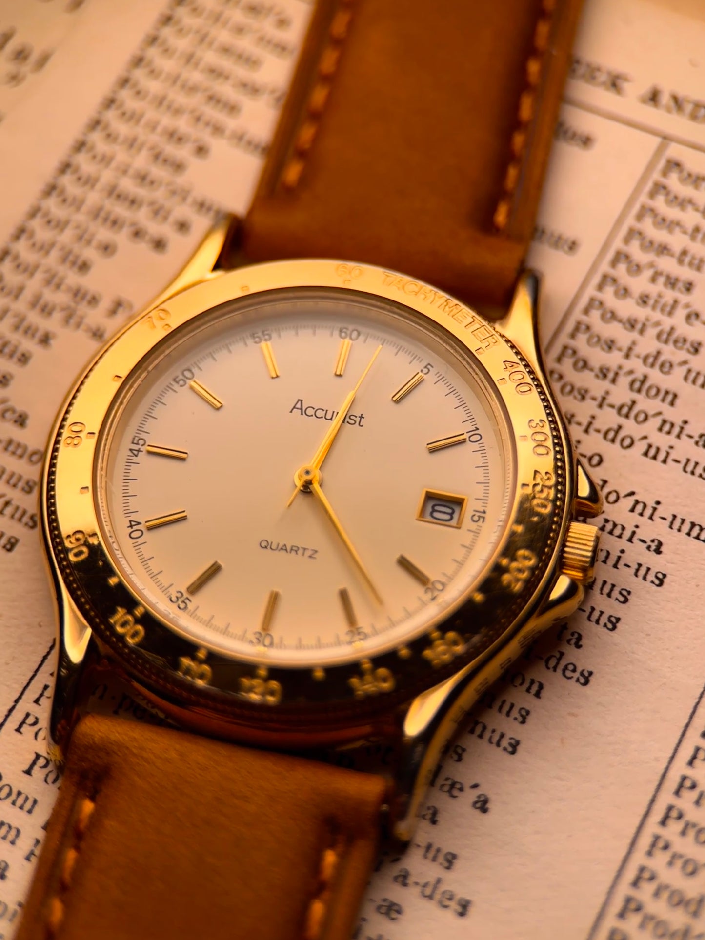 Accurist SR621SW – White Dial | Gold Indices | Cal. 6M12 Quartz