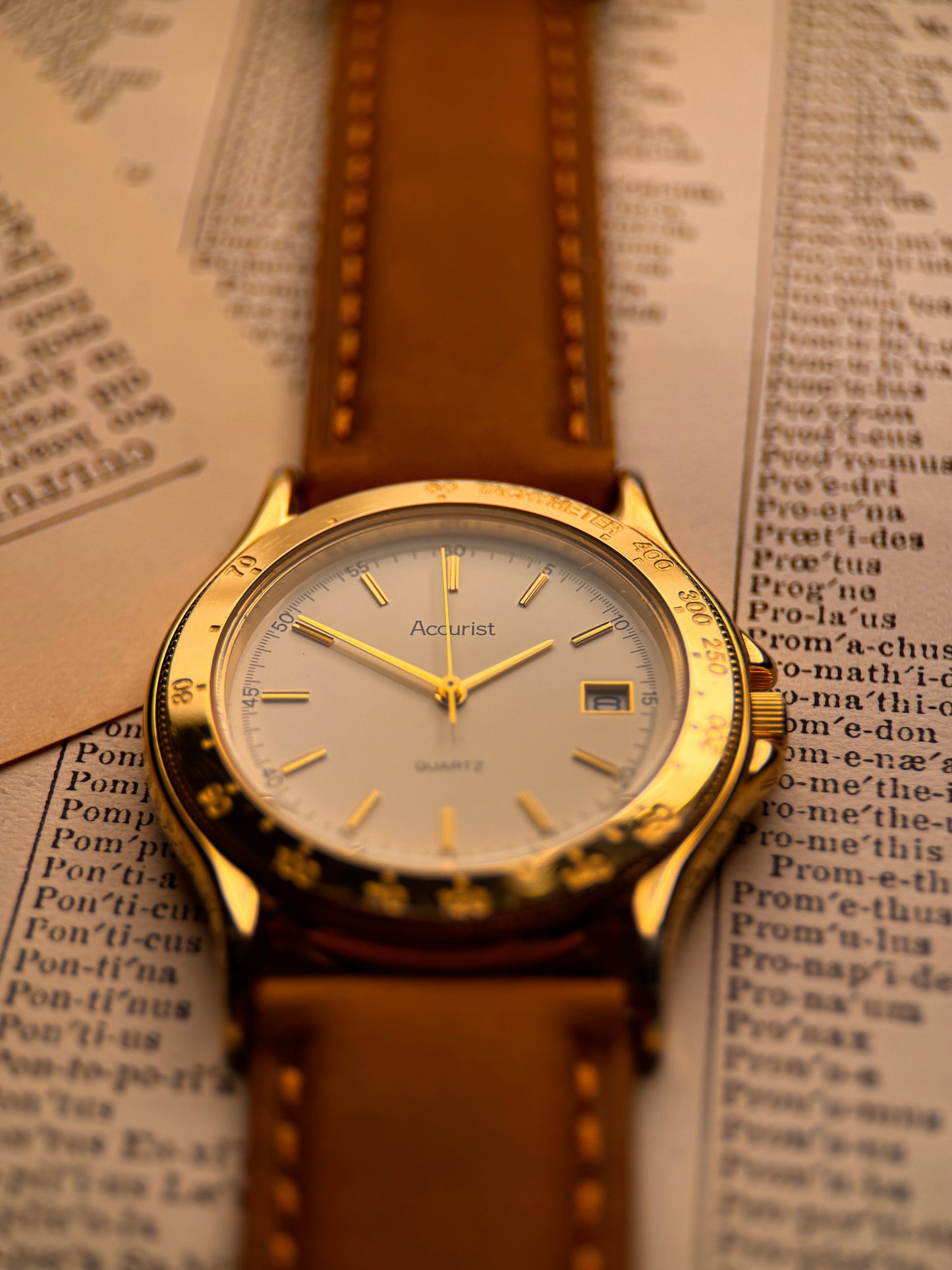 Accurist SR621SW – White Dial | Gold Indices | Cal. 6M12 Quartz