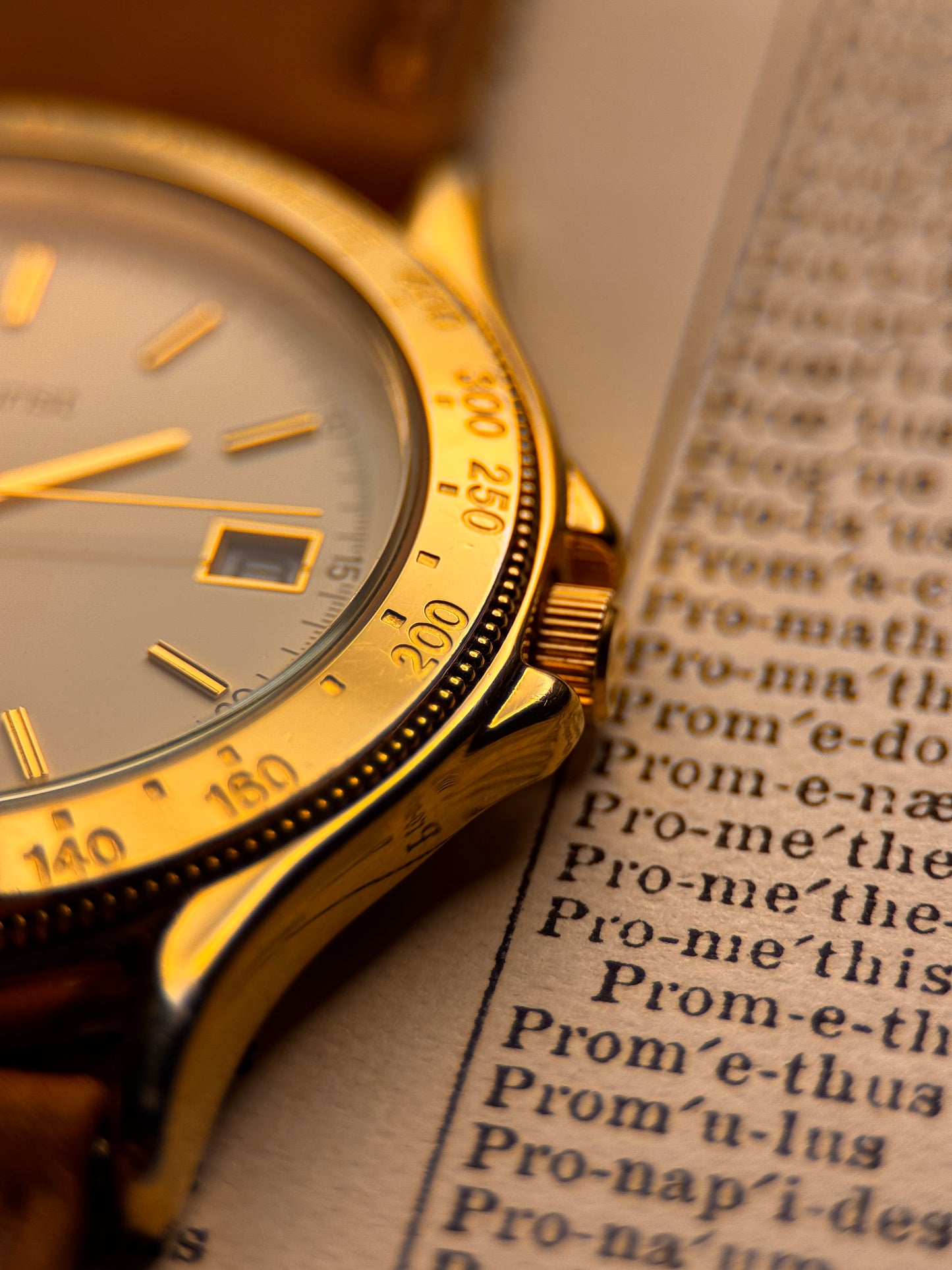 Accurist SR621SW – White Dial | Gold Indices | Cal. 6M12 Quartz