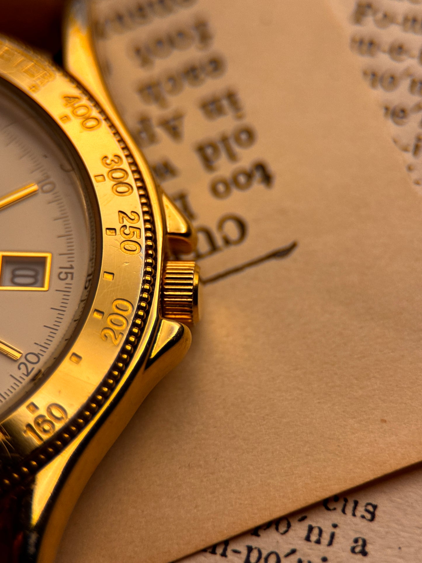 Accurist SR621SW – White Dial | Gold Indices | Cal. 6M12 Quartz