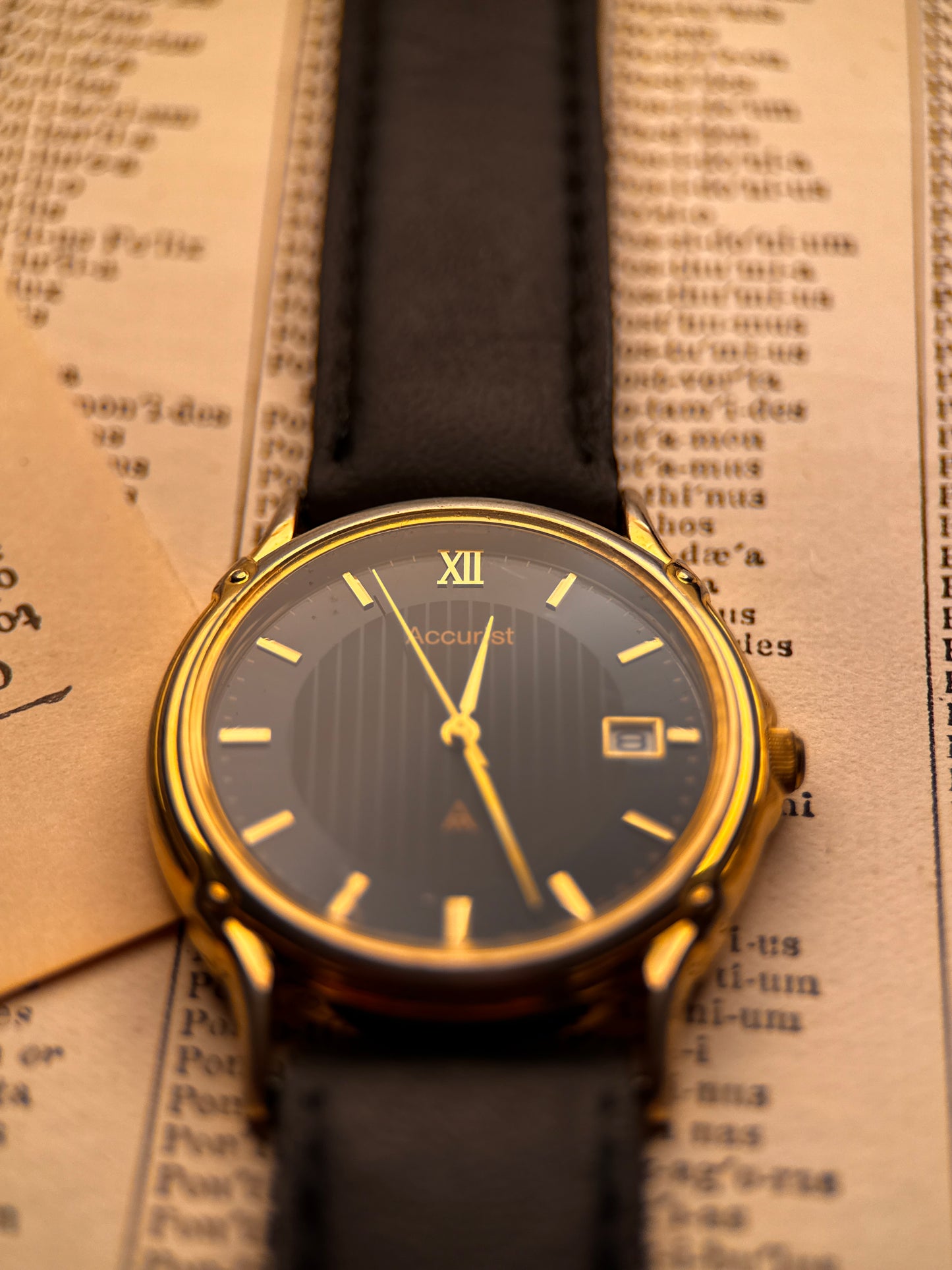 Accurist SR6218W – Black Dial | Gold Indices | Cal. 1M10 Quartz
