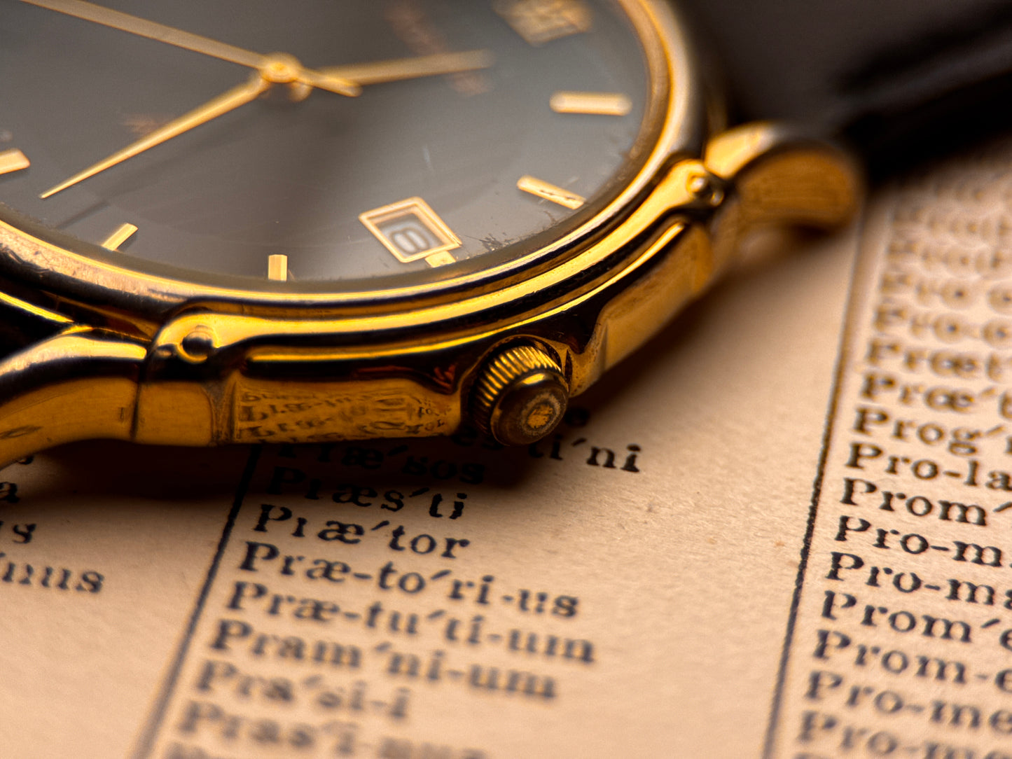 Accurist SR6218W – Black Dial | Gold Indices | Cal. 1M10 Quartz