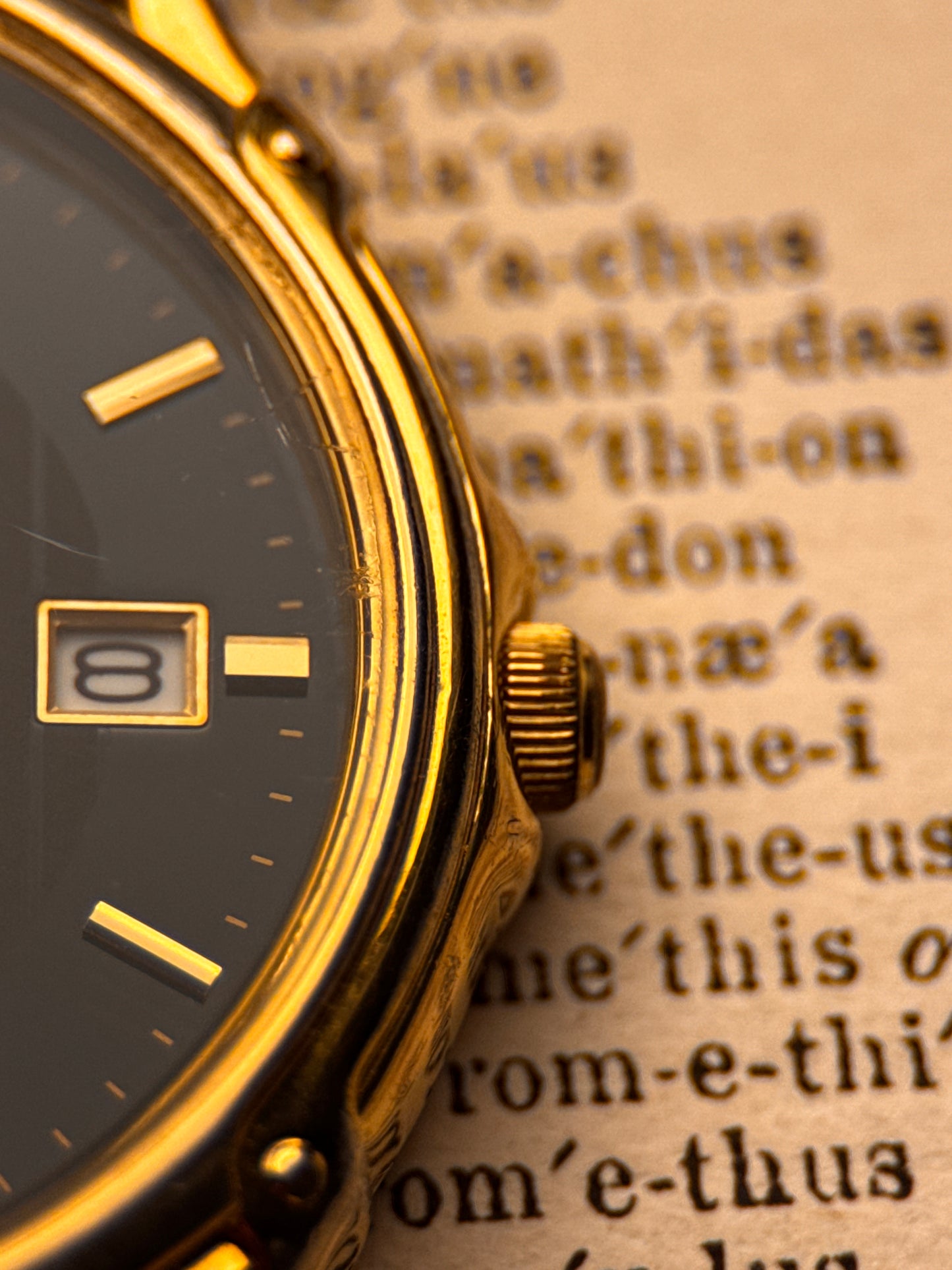 Accurist SR6218W – Black Dial | Gold Indices | Cal. 1M10 Quartz